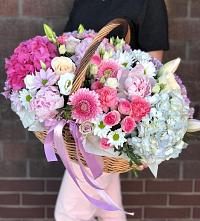 Композиция солнечный день в Павловке Цветочная композиция из Розы, Хризантемы, Пионы и Лизиантусы в корзине в Павловке